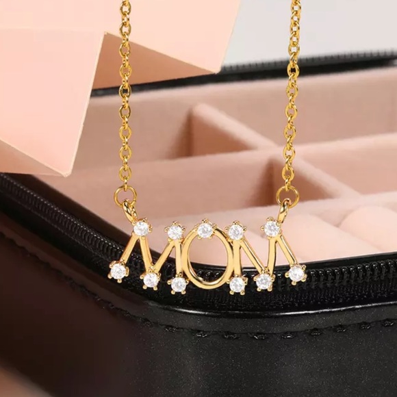 Zircon MOM Letter Necklace - Picture 4 of 5